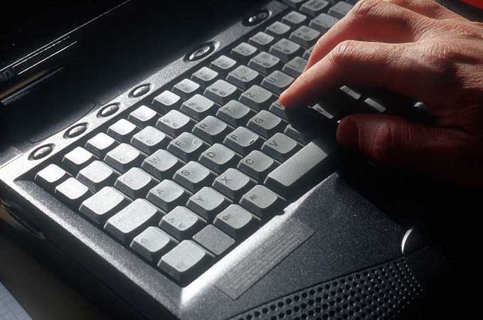 hand-on-keyboard.jpg (679×450)