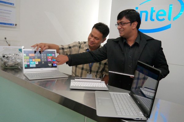 intel 1 Intel Pamerkan Ultrabook Berlayar Sentuh dengan Windows 8 ultraportable tablet pc liputan notebooklaptop komputer acara lokal 