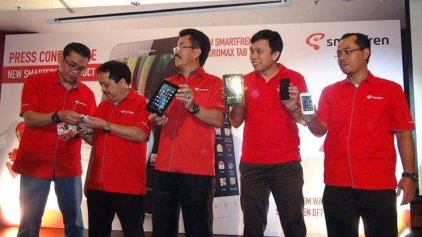 sf launch Smartfren Luncurkan new andro max tab 7.0, andro max i & Modem Wi Fi Pertama di Indonesia tablet pc smartphone mobile gadget liputan komputer aksesoris komputer komputer acara lokal 