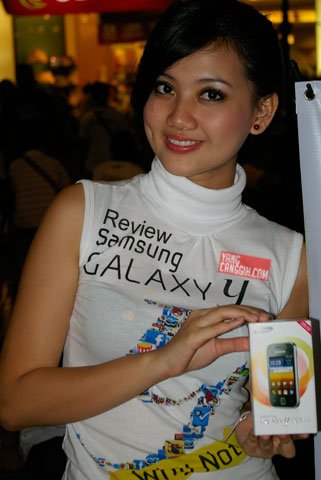 Samsung Galaxy Y Review Girl2