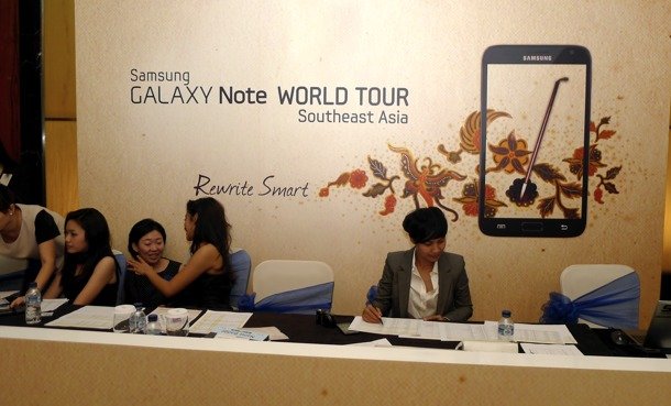 galaxy note world tour desk