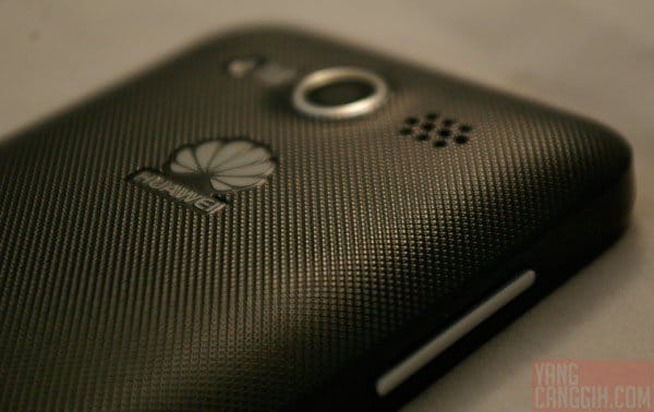 Review: Huawei Honor U8860 25 detil kontur casing belakang