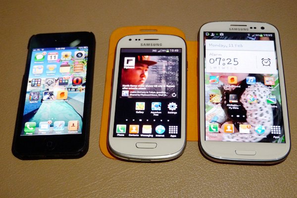 Samsung Galaxy S3 diapit antara iPhone 5 dan Samsung Galaxy S3. 