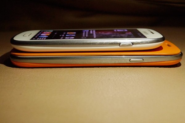 Perbandingan ketebalan Samsung Galaxy S3 dan Samsung Galaxy S3 Mini.
