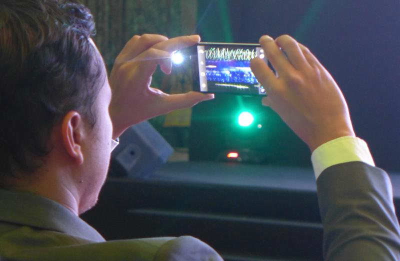 Aktor Nicholas Saputra sedang mengambil foto menggunakan OPPO Find 5.