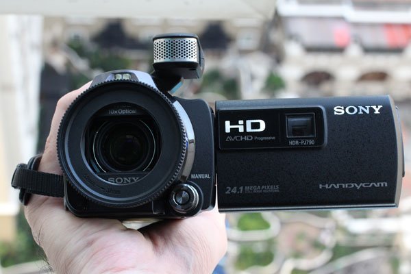 sony-handycam-HDR-PJ790VE-2