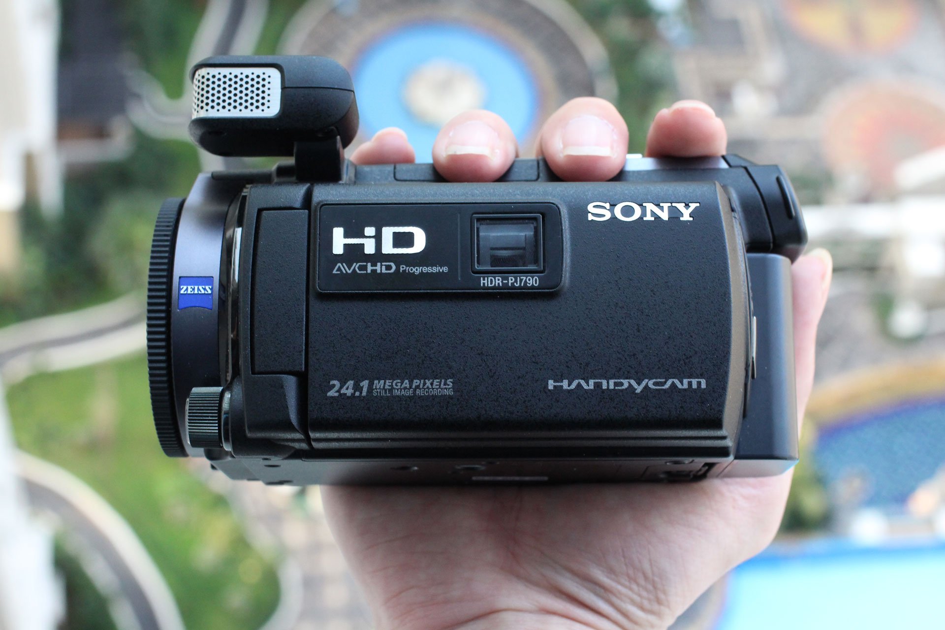 sony-handycam-HDR-PJ790VE-3