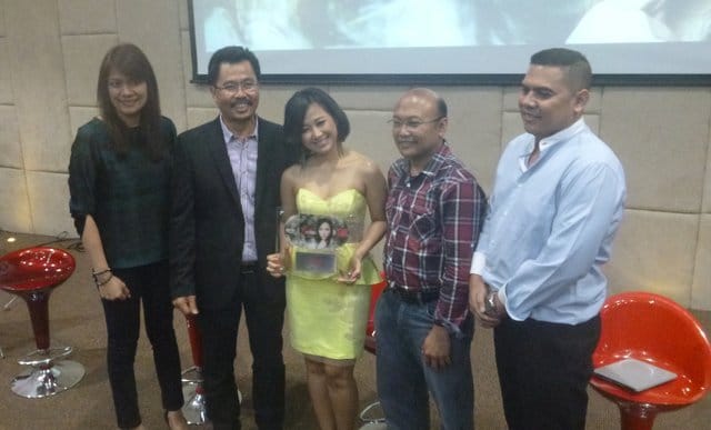 Paket Senyum: Beli Smartfren, Bonus Album Astrid ‘Terpukau” 23 smartfren astrid