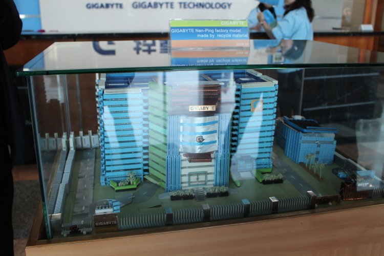 Komponen motherboard yang disulap menjadi diorama gedung pabrik Gigabyte