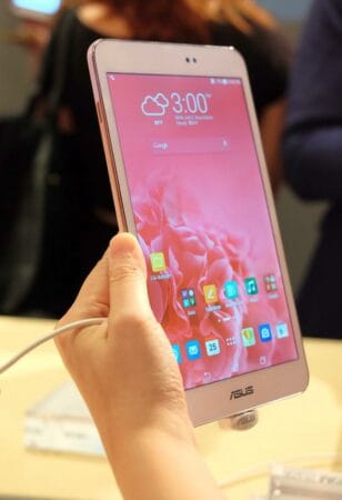 asus memopad 8 hand2