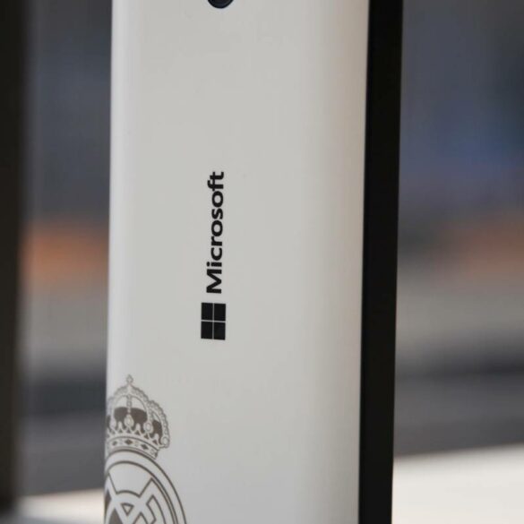 Microsoft Luncurkan Lumia 430 Edisi Khusus & Promo Berhadiah ke Markas Real Madrid 33 Lumia 430 DS Real Madrid belakang