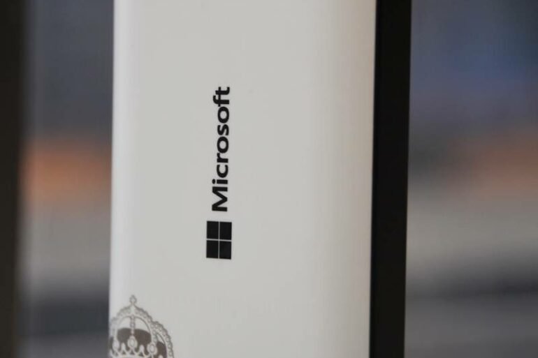Microsoft Luncurkan Lumia 430 Edisi Khusus & Promo Berhadiah ke Markas Real Madrid 52 Lumia 430 DS Real Madrid belakang