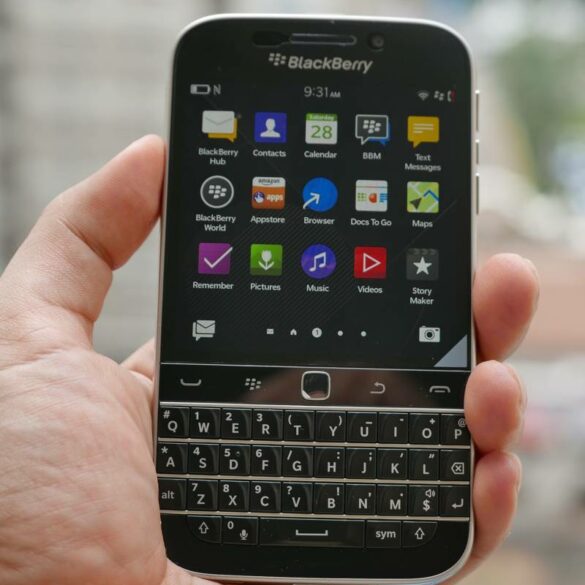 Review BlackBerry Classic 22 blackberry classic hand