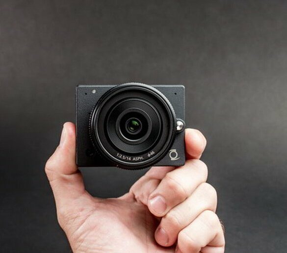 E1: DSLM dengan Sensor 4/3 Terkecil di Dunia, Bisa Rekam Video 4K 26 E1 Camera 1