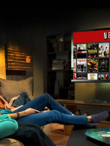 Tips: Cara Menonton Film di Netflix Tanpa Gangguan Koneksi Internet 24 30727 large family watching netflix
