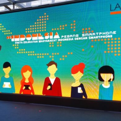 Lazada indonesia pegang smartphone 2