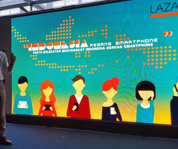 Lazada indonesia pegang smartphone 2