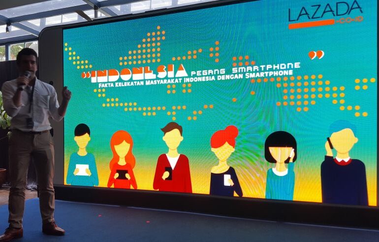 Lazada indonesia pegang smartphone 2 Lazada indonesia pegang smartphone 2