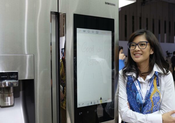 samsung forum 2016 dian sastro family hub refrigerator samsung forum 2016 dian sastro family hub refrigerator