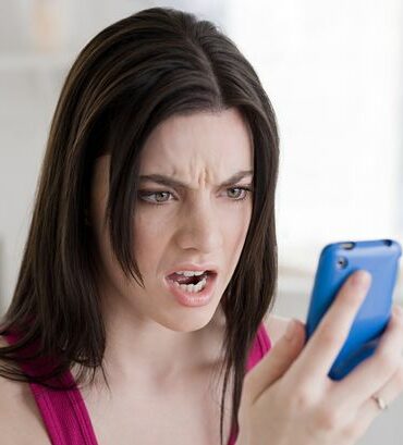 6 Cara Menghindari Kebangkrutan Akibat Sering Internetan di Smartphone 24 Angry woman on phone