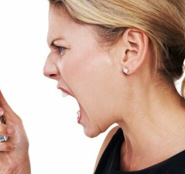 Hindari 'Jantungan' Setelah Membeli Smartphone Mahal dengan 5 Tips Berikut 22 angry smartphone