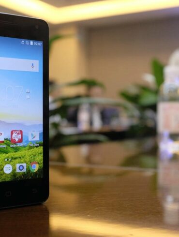 Smartfren Siapkan Andromax E2+, Android 4G LTE Terjangkau untuk Pecinta Game 28 smartfren andromax e2 plus berdiri