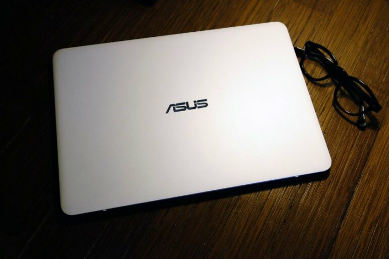 ASUS UX305 1