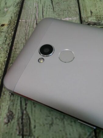 Review ZTE Blade V7 Lite 24 ZTE Blade V7 Lite back