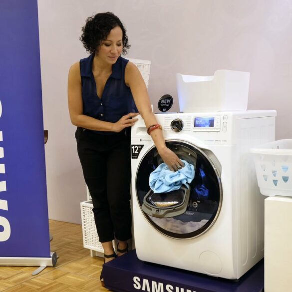 Mesin Cuci Samsung AddWash: Dilengkapi Pintu Tambahan dan Kendali dari Smartphone 24 samsung addwash demo