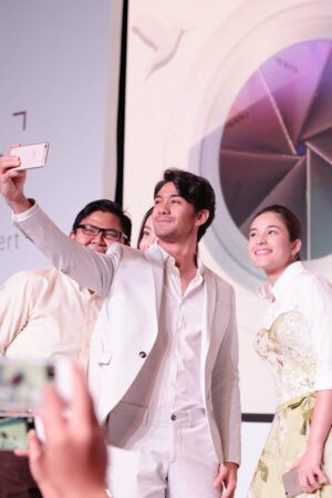 oppo f1s selfie expert with chelsea and reza