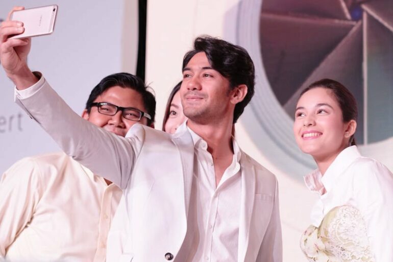 oppo f1s selfie expert with chelsea and reza
