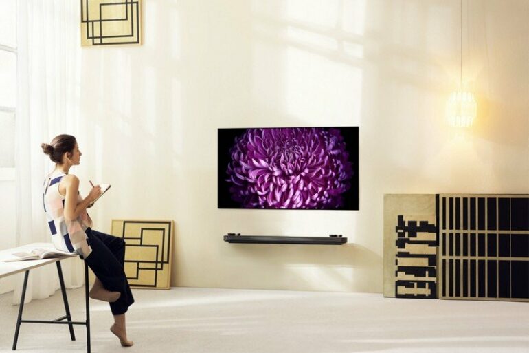 LG SIGNATURE OLED TV W Lifestyle1 LG SIGNATURE OLED TV W Lifestyle1