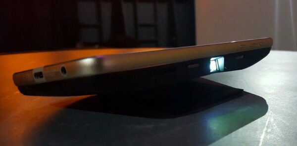 Melihat Lebih Dekat Smartphone Modular Lenovo Moto Z dan Moto Z Play 33 Moto Insta Share Projector 2