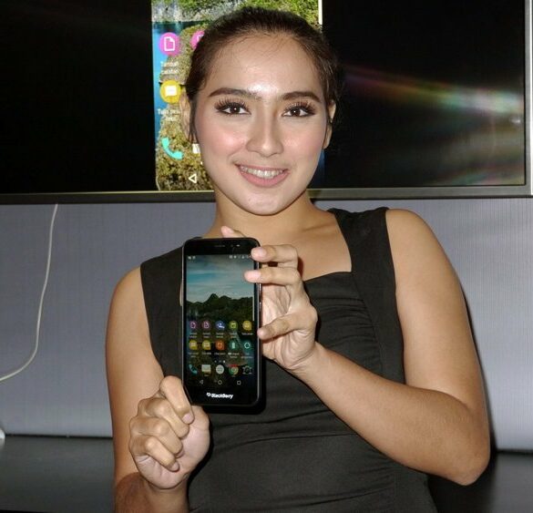 Resmi Meluncur di Indonesia, BlackBerry Aurora dengan OS Android Dibanderol 3,5 Juta Rupiah 35 BlackBerry Aurora Launch Indonesia 4
