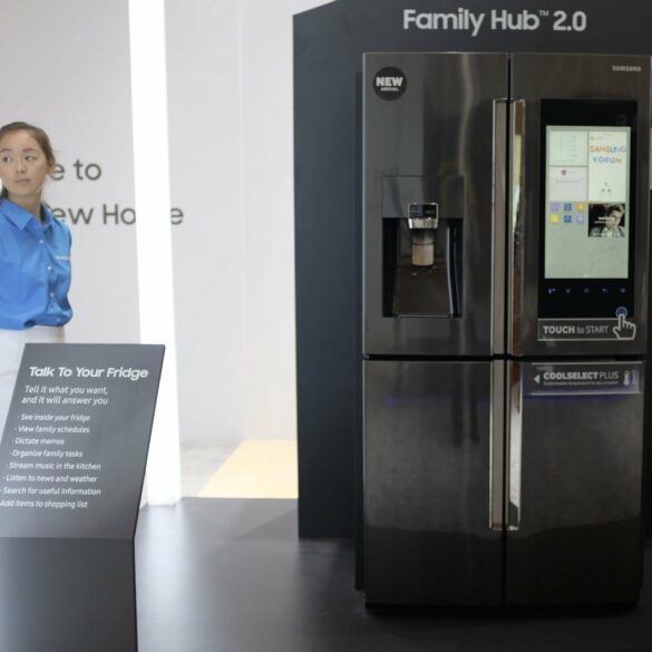 Samsung Pamerkan 5 Perangkat Canggih yang Membuat Rumah Lebih Nyaman 39 samsung forum 2017 family hub 2