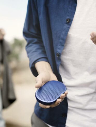 B&O Beoplay P2: Speaker Portable Mini dengan Gesture Control 30 BP Beoplay P2 1