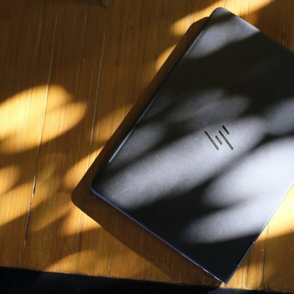 Review HP Spectre x360 2017, Laptop 13,3 Inci Paling Tipis dari HP yang Mengejutkan 39 foto hp spectre x360 atas logo