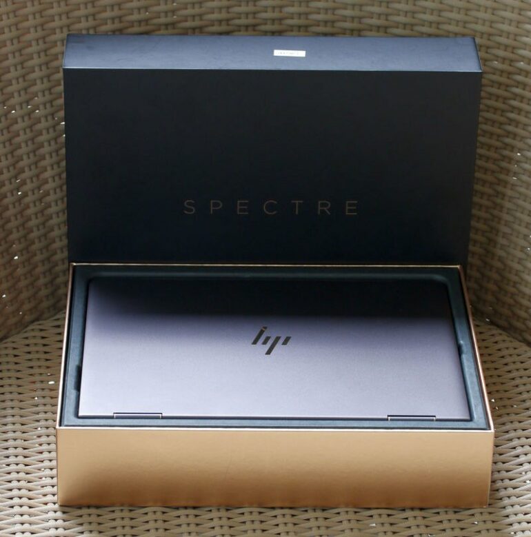 kotak HP Spectre x360 2017 open