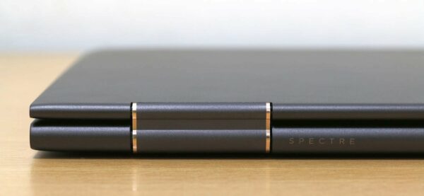 logo belakang HP Spectre x360 2017