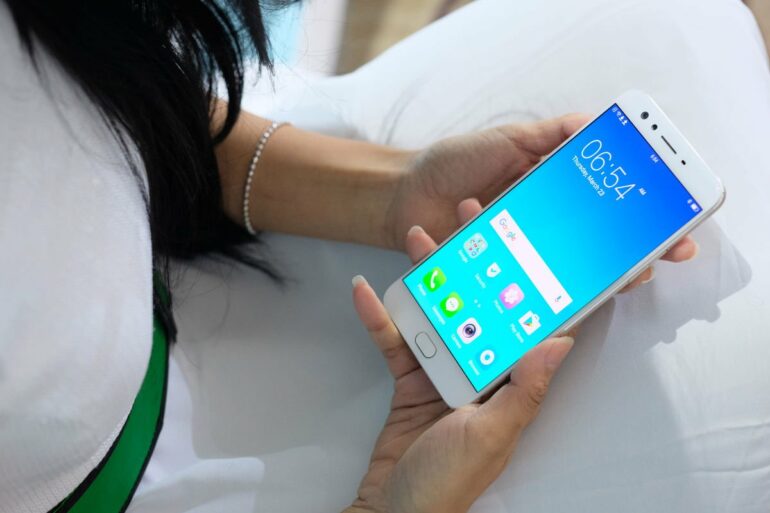 oppo f3 plus digenggam oppo f3 plus digenggam