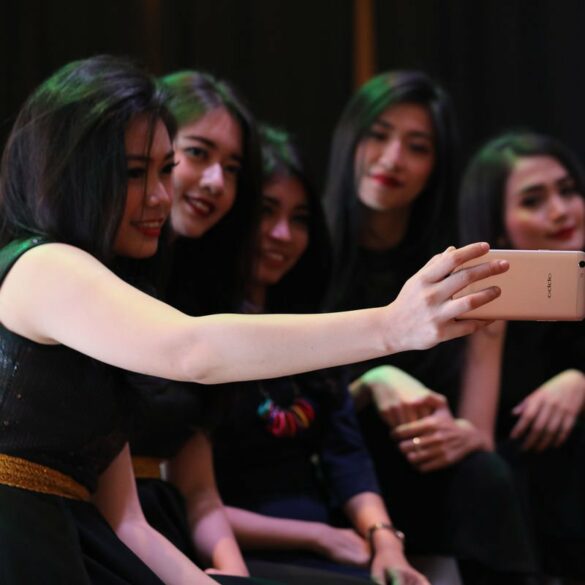 Penjualan Perdana Oppo F3 Mulai 13 Mei, Berikan Hadiah Tas Ransel Barcelona Bagi 30.000 Pembeli Pertama 23 oppo f3 group selfie