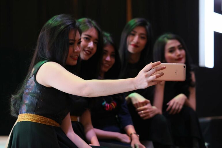 oppo f3 group selfie