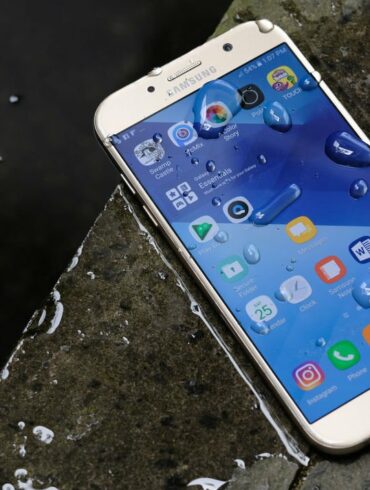Review Samsung Galaxy A7 (2017), Smartphone Tahan Air dengan Desain Premium 59 samsung galaxy a7 2017 depan basah