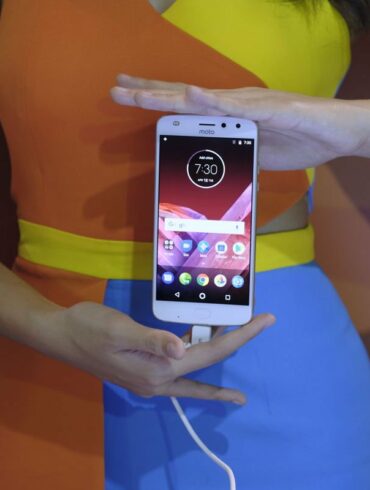 motorola z2 play launch 3 motorola z2 play launch 3