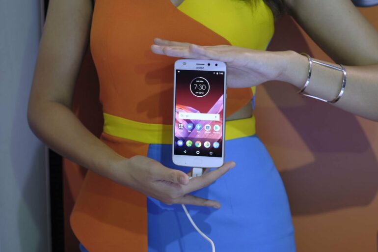 Pesan Motorola Z2 Play Sebelum 21 Juli 2017 dan Dapatkan Special Edition Gift Box 30 motorola z2 play launch 3