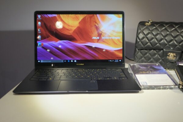 ASUS ZenBook Deluxe 3 ASUS ZenBook Deluxe 3