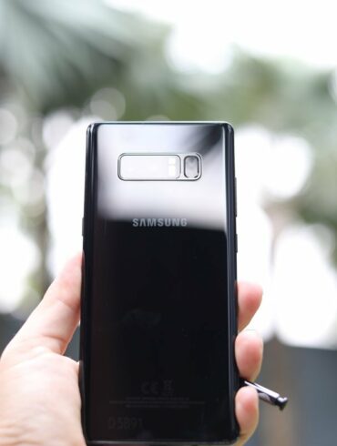 Review Lengkap Kamera Samsung Galaxy Note8: Andalkan Fitur Fotografi Inovatif untuk Menghasilkan Foto Keren 52 samsung Galaxy Note 8 hand outdoor
