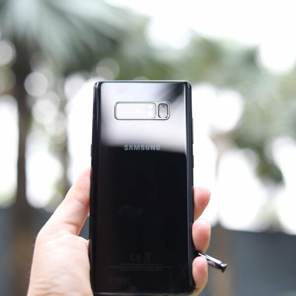 Review Lengkap Kamera Samsung Galaxy Note8: Andalkan Fitur Fotografi Inovatif untuk Menghasilkan Foto Keren 41 samsung Galaxy Note 8 hand outdoor