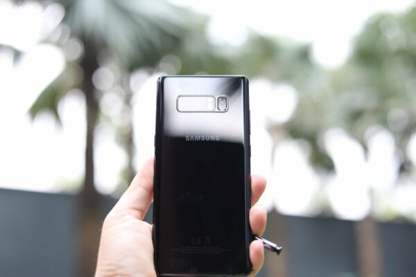 samsung Galaxy Note 8 hand outdoor samsung Galaxy Note 8 hand outdoor