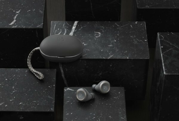 BO Beoplay E8 CharcoalSand MarbleBackground